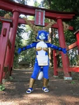 [Ayano Harumaki]  Krystal from Star Fox_0792_Ayano_Visits_Horse_Farm_and_Inari_Shrine_Cosplay.Ayano.InariShrine.01