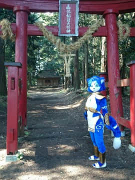 [Ayano Harumaki]  Krystal from Star Fox_0793_Ayano_Visits_Horse_Farm_and_Inari_Shrine_Cosplay.Ayano.InariShrine.02