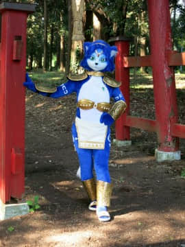 [Ayano Harumaki]  Krystal from Star Fox_0795_Ayano_Visits_Horse_Farm_and_Inari_Shrine_Cosplay.Ayano.InariShrine.04