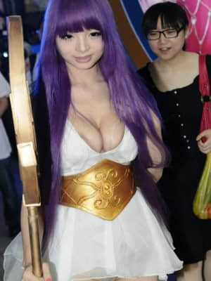 Athena sexy cosplay - Chinajoy event 2012 (Li-Ling Angel Baby)_028_558302_259232257527010_447279228_n