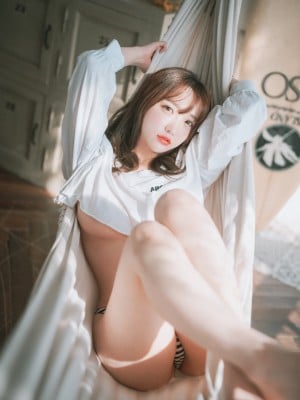 DJAWA Photo – Son Ye-Eun (손예은): “Holidays in Eden”_DJAWA-Photo-Son-Ye-Eun-Holidays-in-Eden-009