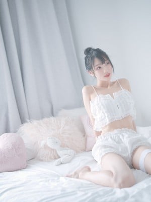 周叽是可爱兔兔 Vol.015 白色睡衣_363_369 (T.ME-COSPLAYSETS)