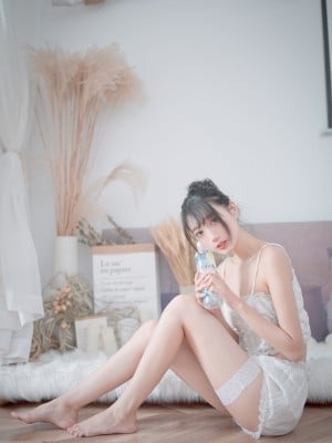 周叽是可爱兔兔 Vol.015 白色睡衣_367_373 (T.ME-COSPLAYSETS)