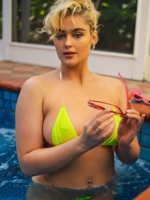 STEFANIA FERRARIO_stefania-neon-bikini-36-a5A5OHgg