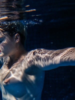 STEFANIA FERRARIO_stefania-nightswimming-35-u00ACWYy