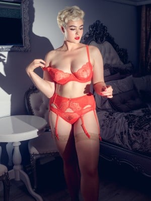 STEFANIA FERRARIO_stefania-spotlight-strip-2-26BG61Ag