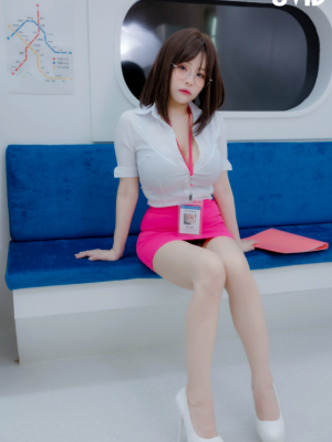 Bunny is wearing a pink dress and met on the tram_螢幕擷取畫面 2023-04-21 213914