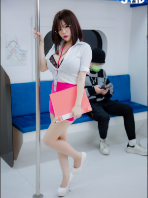 Bunny is wearing a pink dress and met on the tram_螢幕擷取畫面 2023-04-21 214821