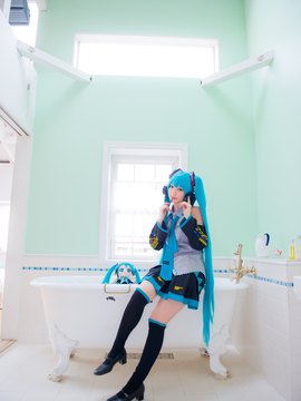 Vocaloid - Hatsune Miku cosplay by Kuuya_102